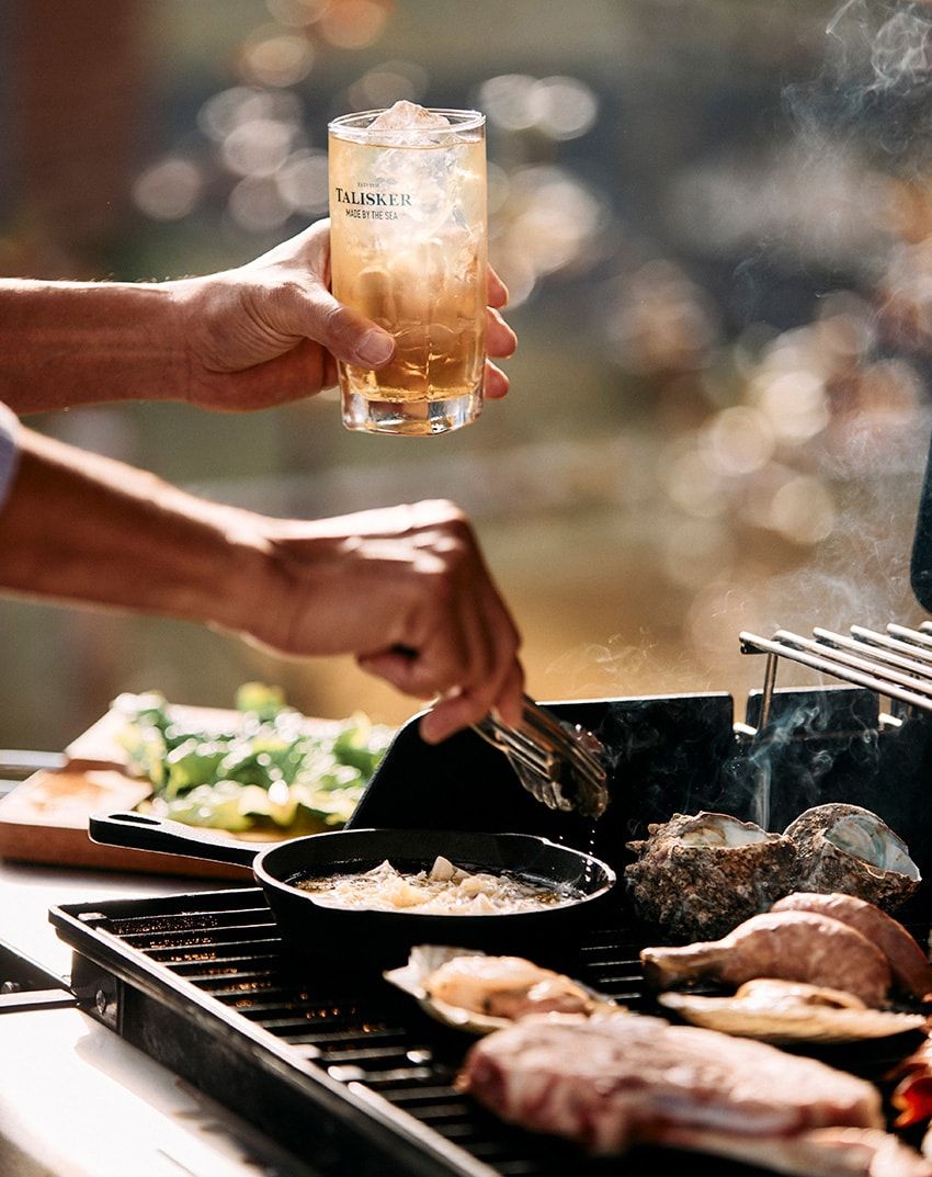 海のウイスキー「タリスカー10年」はアウトドアで飲むと格別。肉との相性も抜群だ - 7枚目の画像
