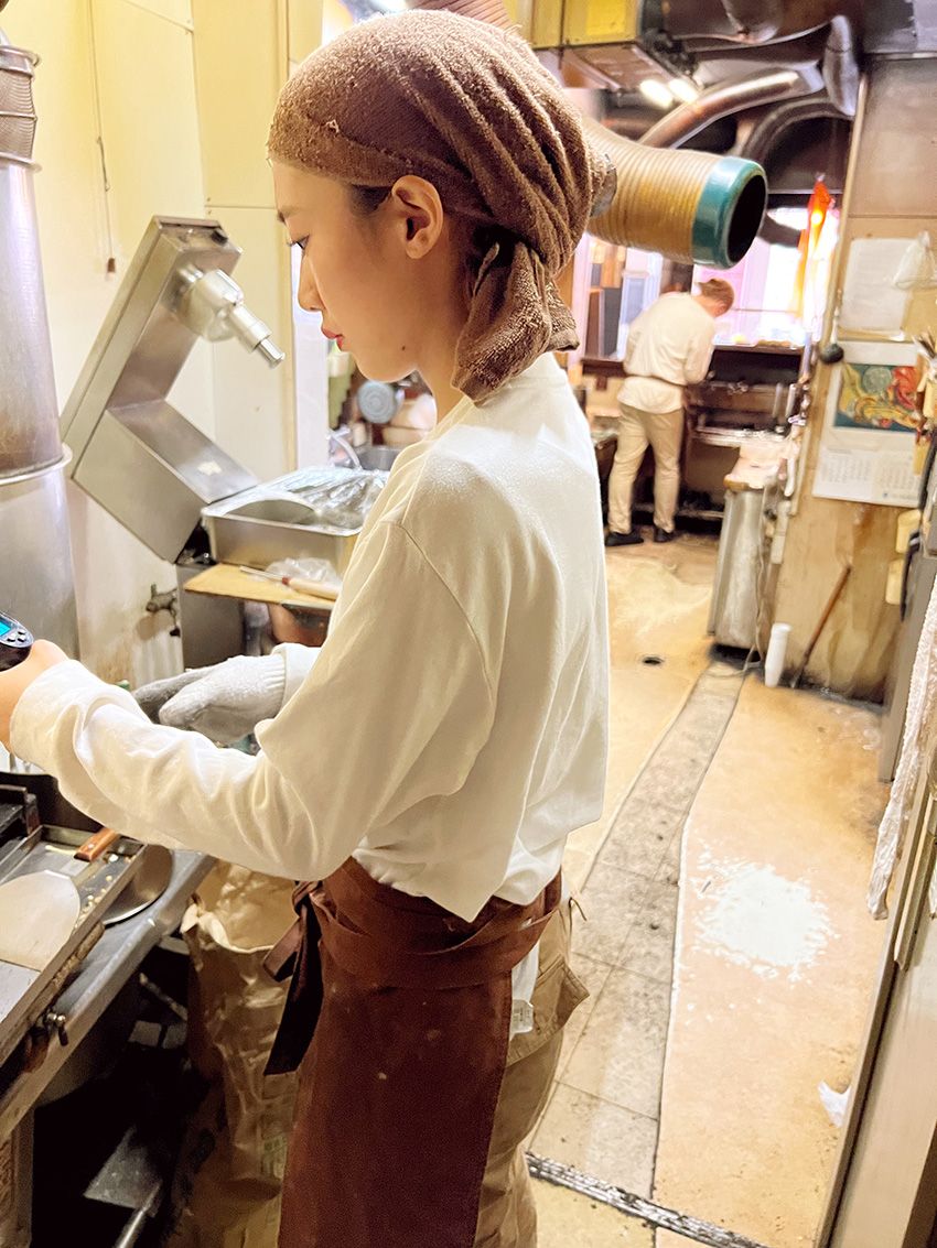 “頭にタオル”姿のたい焼き店の看板娘は、私服姿でイメージが違っていた - 12枚目の画像