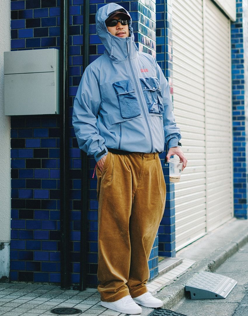 着こなしのポイントは「青」。大人の冬ファッションを軽快に見せるカラーコーデ術 - 3枚目の画像