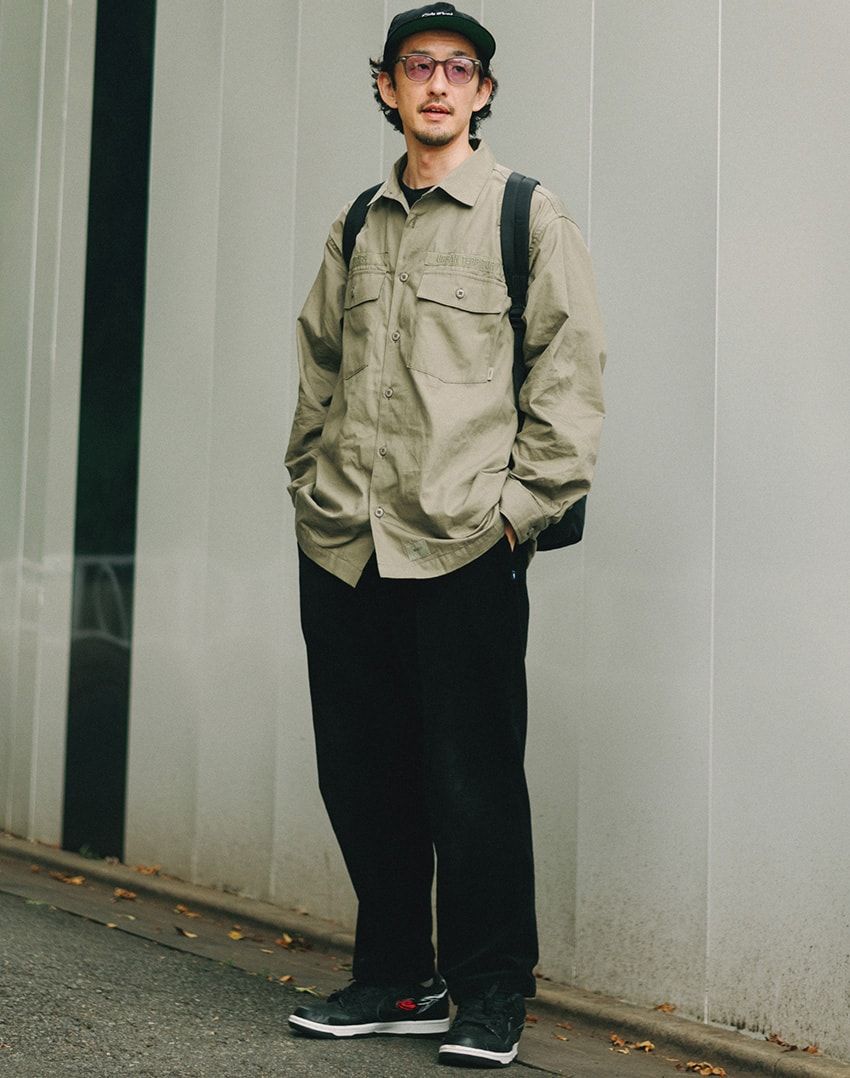 須田貴行さん Age 41「色のまとまりと、気張ってない感が好感触♡」「サイズ選びが絶妙でリラックス度満点!」 と女性陣から好評だったスタイルはダブルタップスのシャツが主役。ほかのアイテムをすべてブラックで揃えることで、シャツのシルエットの良さを引き立てているところがポイント。