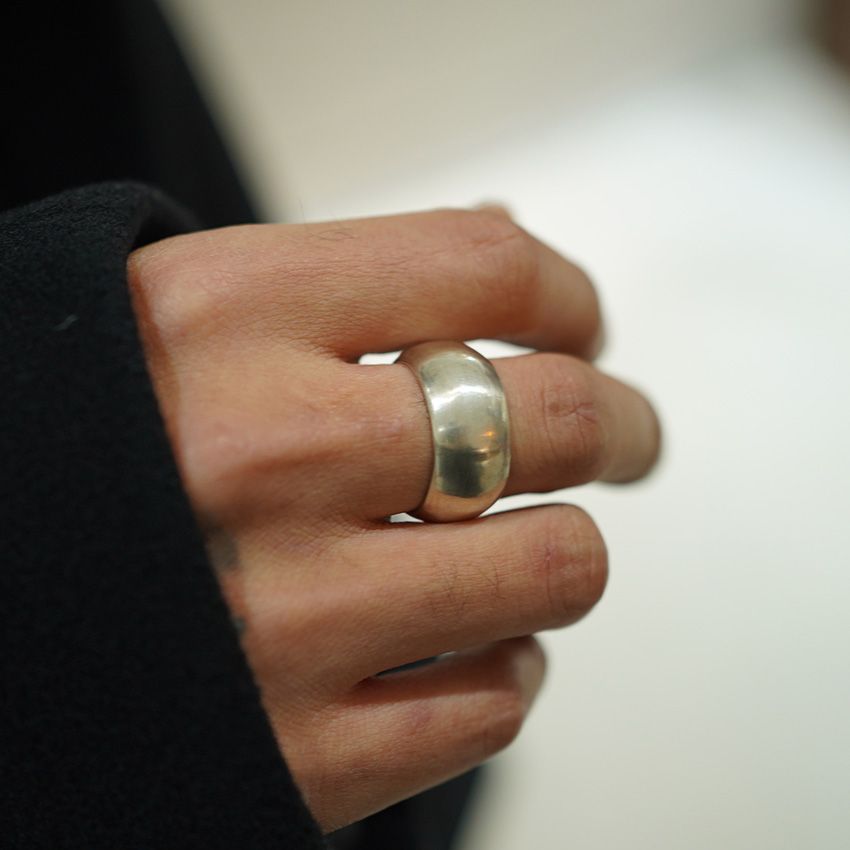 “ほぼ黒”な冬コーデを重たく見せない！ 重ね着、アイテム選びのコツを6名のスナップで - 3枚目の画像