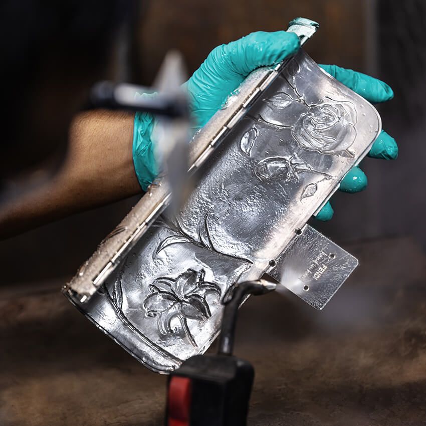 「フェンディ×ティファニー」異例の協業による約2.3kgのシルバー製バッグ、日本での販売は？ - 15枚目の画像