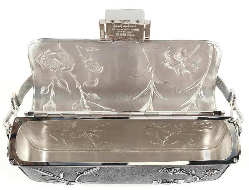 「フェンディ×ティファニー」異例の協業による約2.3kgのシルバー製バッグ、日本での販売は？ - 3枚目の画像