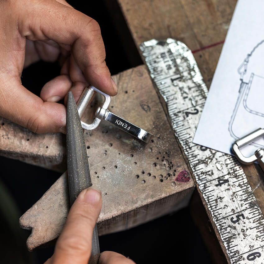 「フェンディ×ティファニー」異例の協業による約2.3kgのシルバー製バッグ、日本での販売は？ - 17枚目の画像