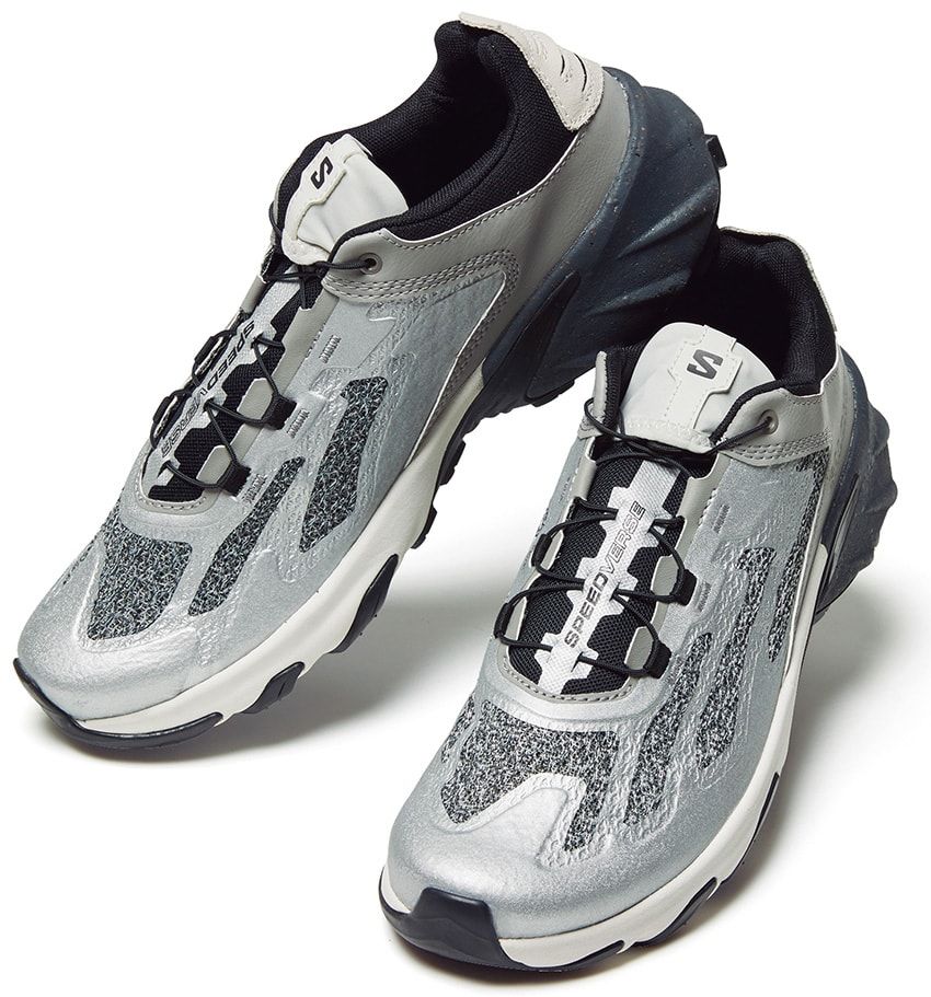 デニムにチノ、スウェット……定番パンツを格上げする“メタリック”スニーカーの効能 - 1枚目の画像