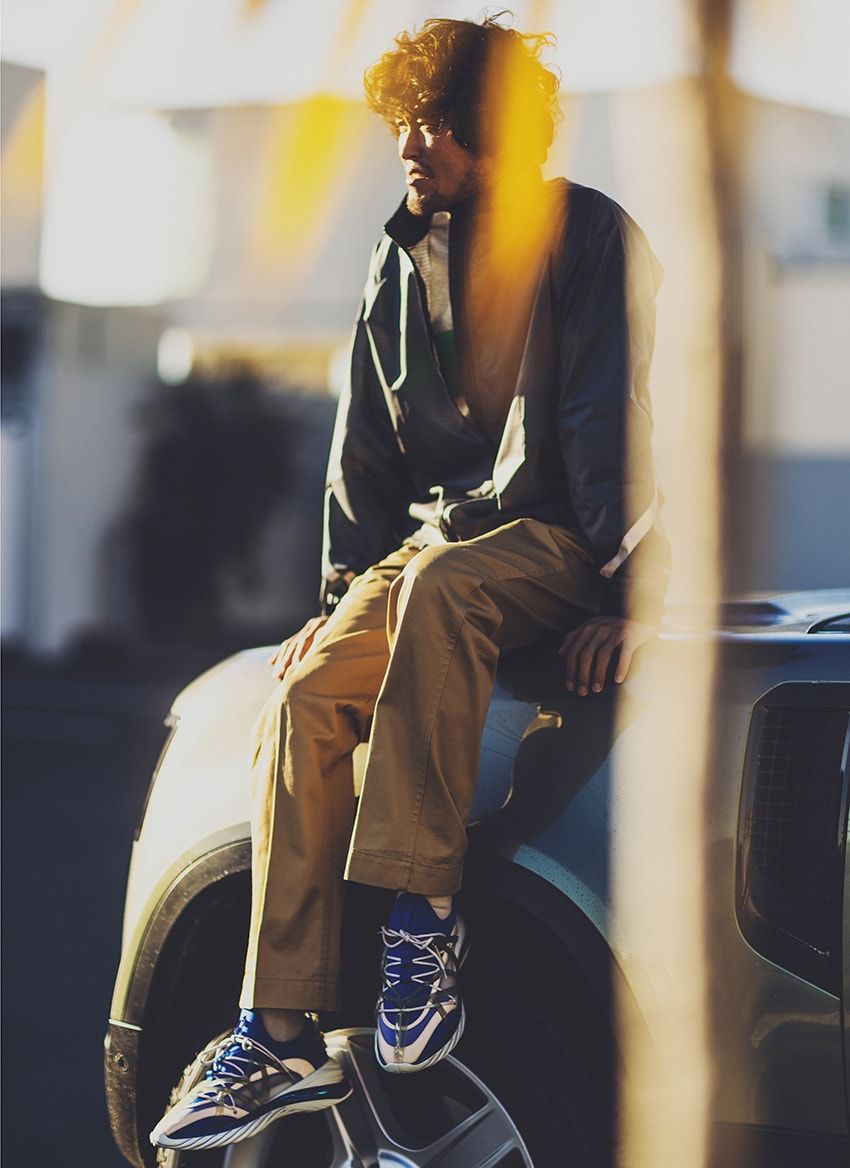 デニムにチノ、スウェット……定番パンツを格上げする“メタリック”スニーカーの効能 - 3枚目の画像