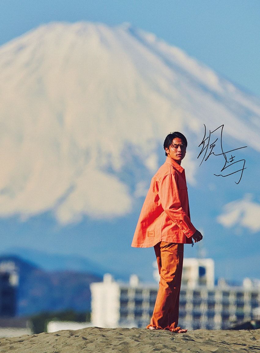 プロサーファー平原颯馬が着こなす、茅ヶ崎のオレンジとブルーに共鳴する「フェンディ」 - 3枚目の画像