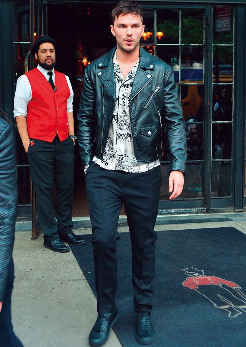 海外セレブがプライベート使いする“黒スニーカー”。8人の愛用モデルをパパラッチ！ - 1枚目の画像