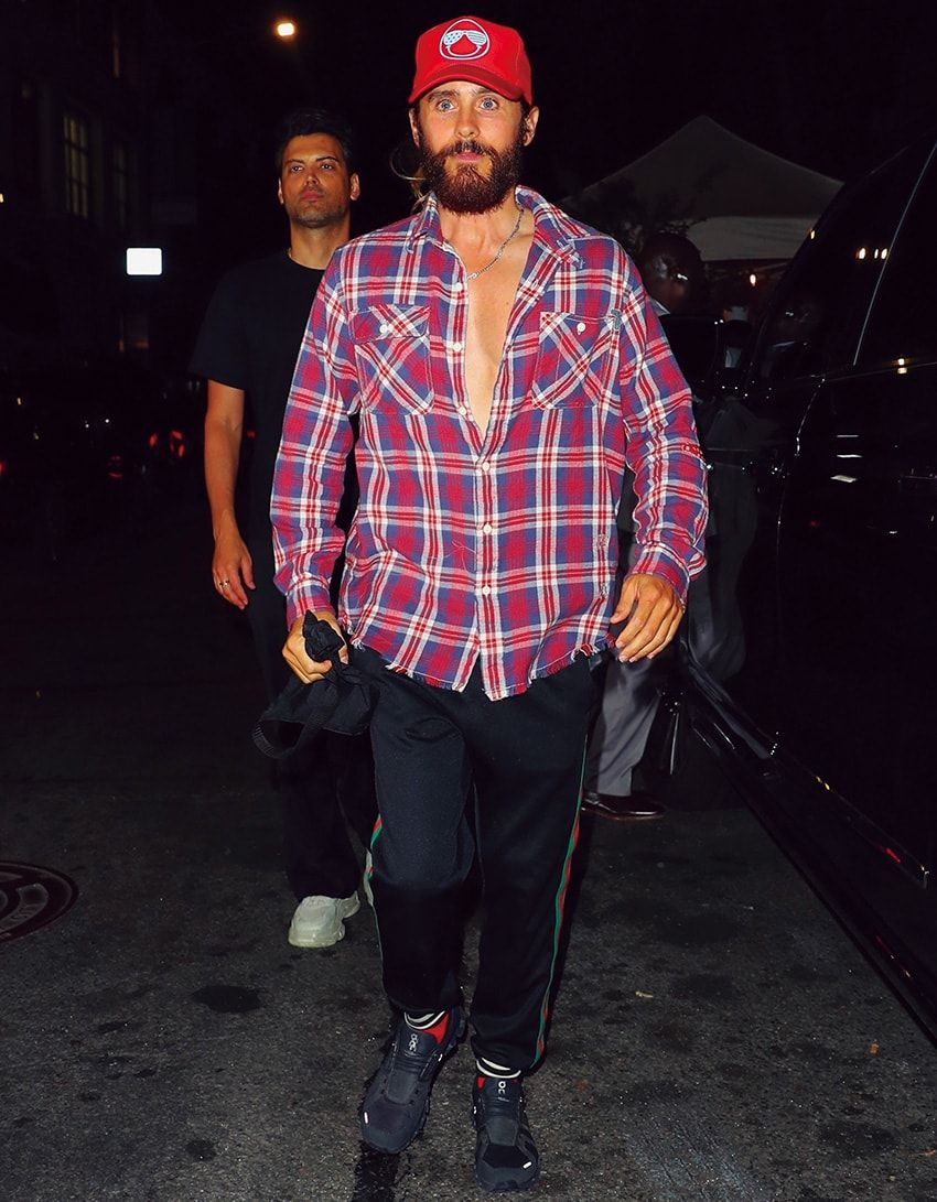 海外セレブがプライベート使いする“黒スニーカー”。8人の愛用モデルをパパラッチ！ - 2枚目の画像