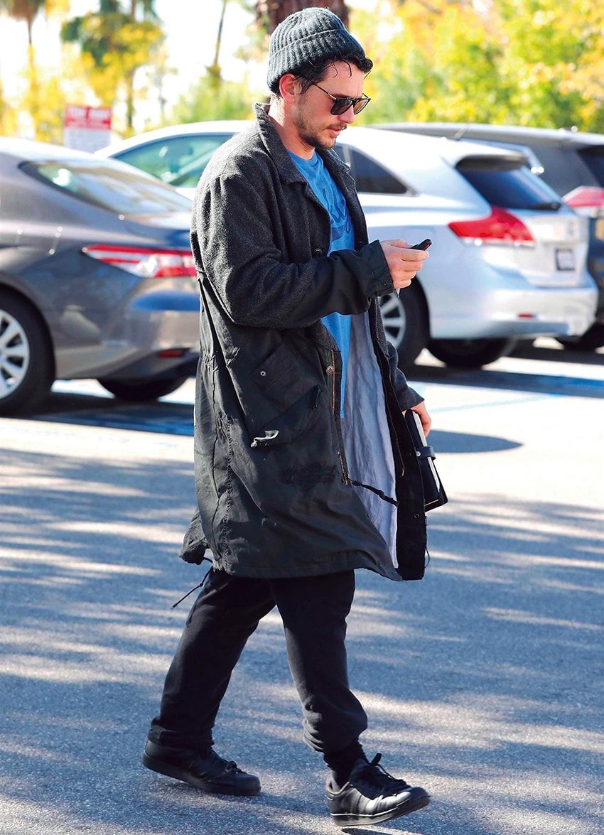 海外セレブがプライベート使いする“黒スニーカー”。8人の愛用モデルをパパラッチ！ - 4枚目の画像