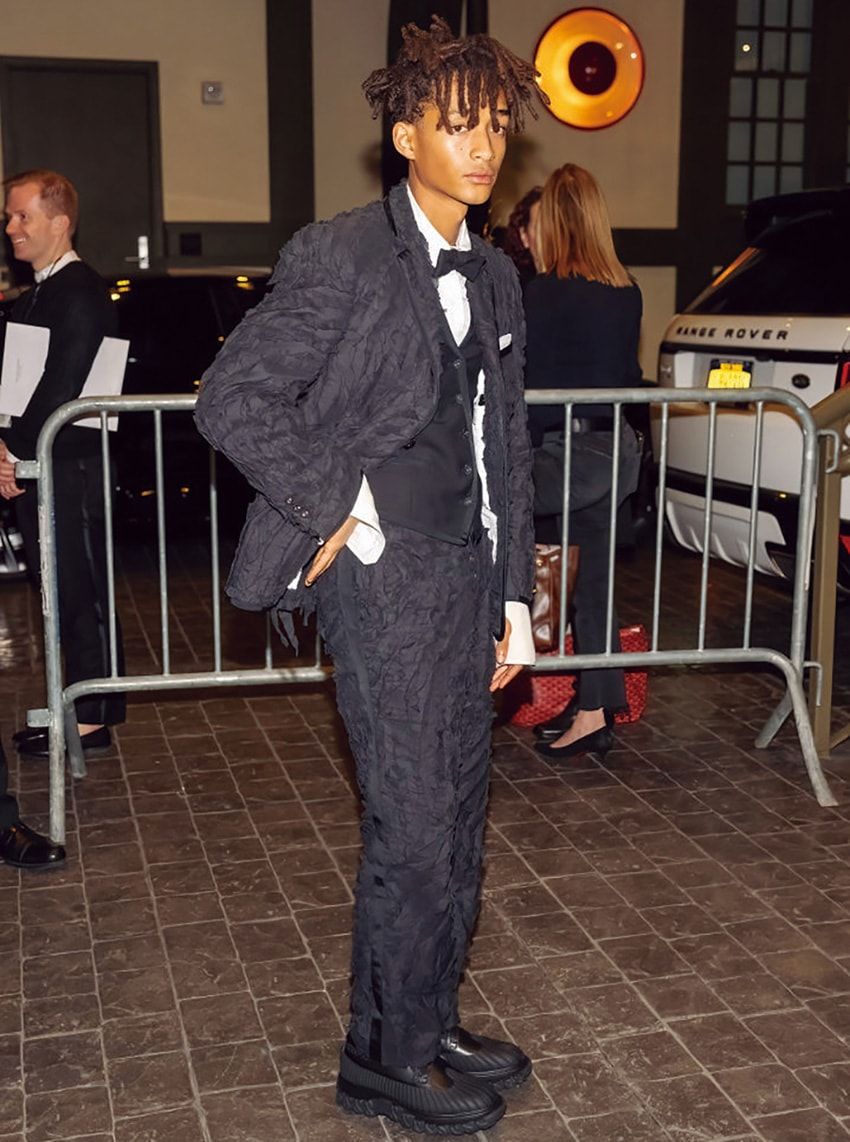 海外セレブがプライベート使いする“黒スニーカー”。8人の愛用モデルをパパラッチ！ - 5枚目の画像