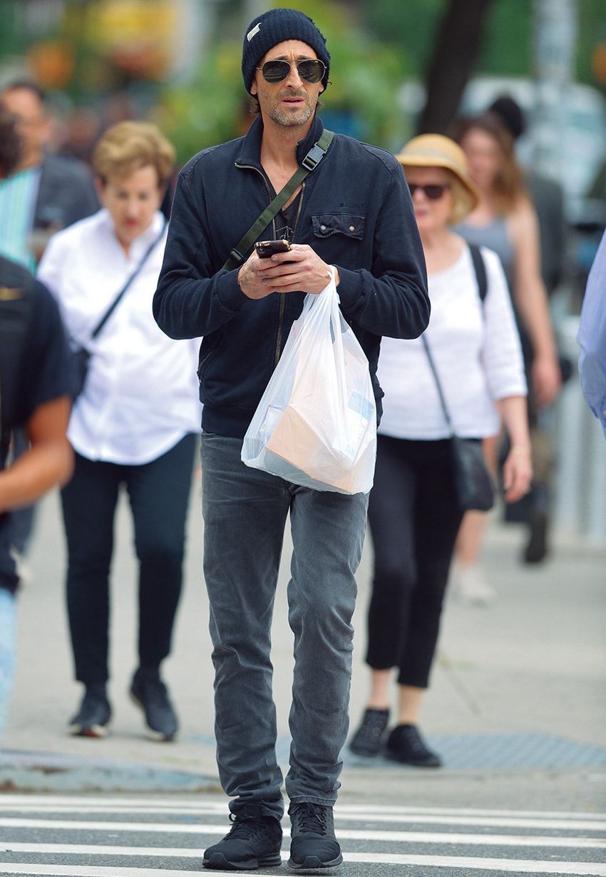 海外セレブがプライベート使いする“黒スニーカー”。8人の愛用モデルをパパラッチ！ - 7枚目の画像