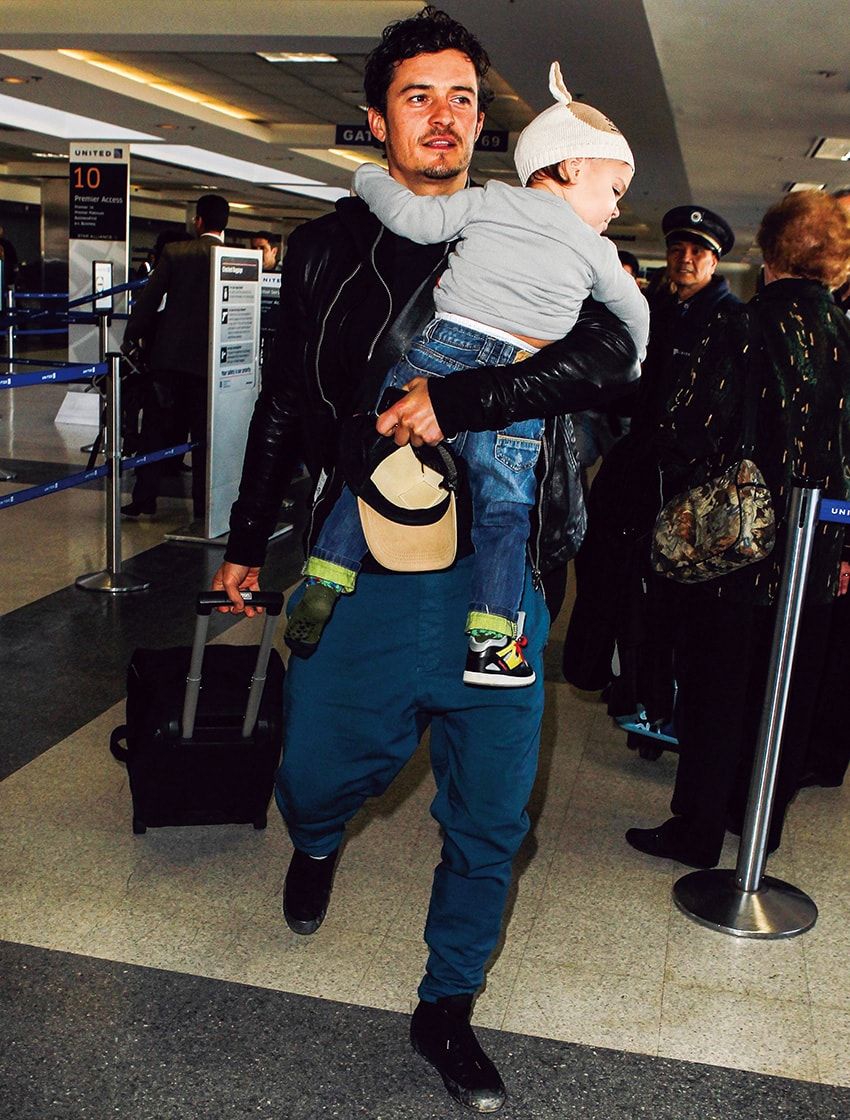 海外セレブがプライベート使いする“黒スニーカー”。8人の愛用モデルをパパラッチ！ - 8枚目の画像