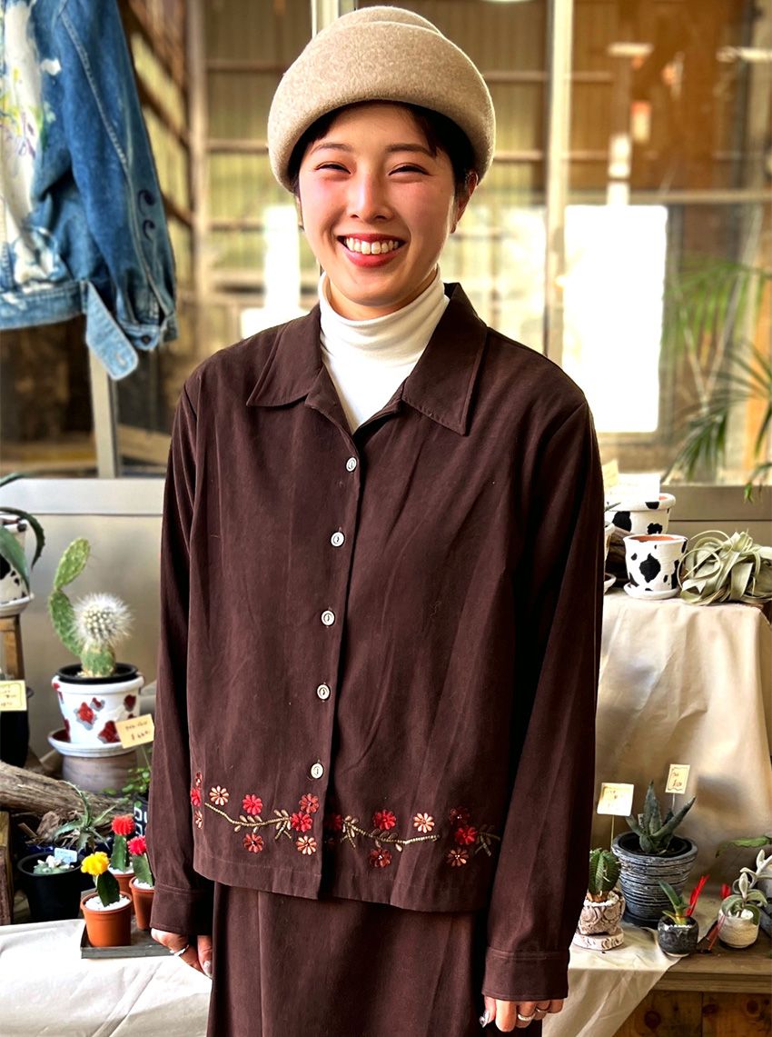 牛舎をリノベした古着屋で働く美大卒の看板娘が、サボテンに魅了されていた - 5枚目の画像