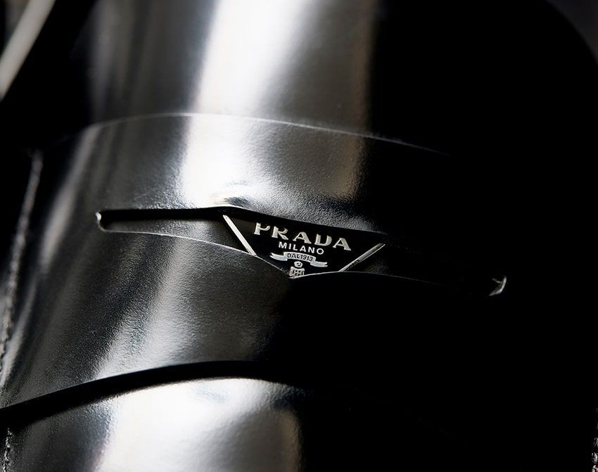 よ〜く見て！プラダの新作コインローファー。でも“穴”から覗くのはコインではなく…… - 3枚目の画像