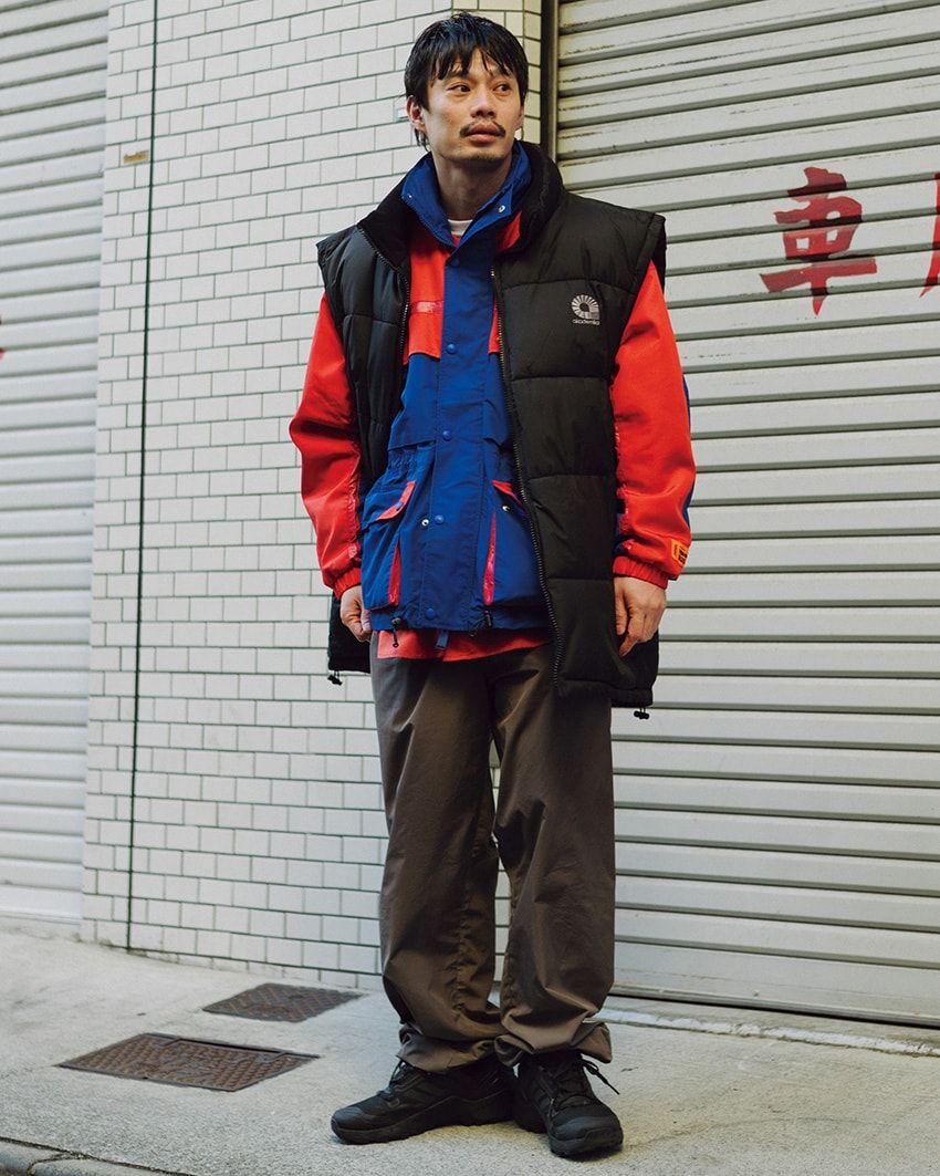 黒スニーカー万能説を証明する4コーデを、みんなが愛用するブランドとともに - 2枚目の画像