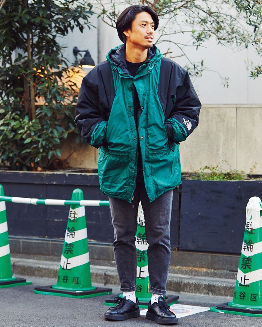 黒スニーカー万能説を証明する4コーデを、みんなが愛用するブランドとともに - 4枚目の画像