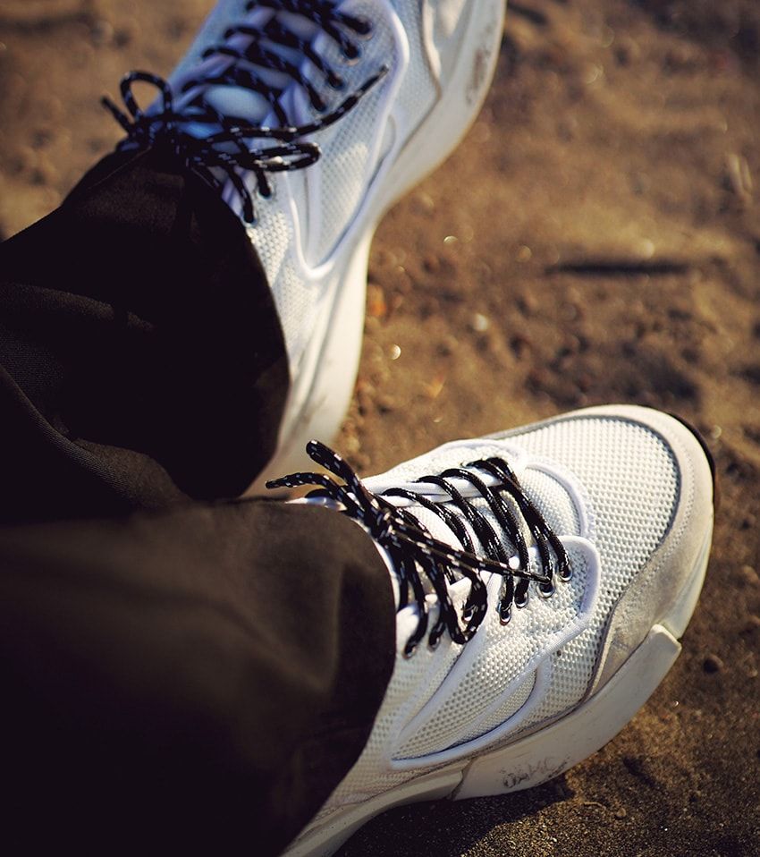 アウトドア好きな池内博之が気に入ったスニーカー。海辺で至福のひとときを！ - 1枚目の画像