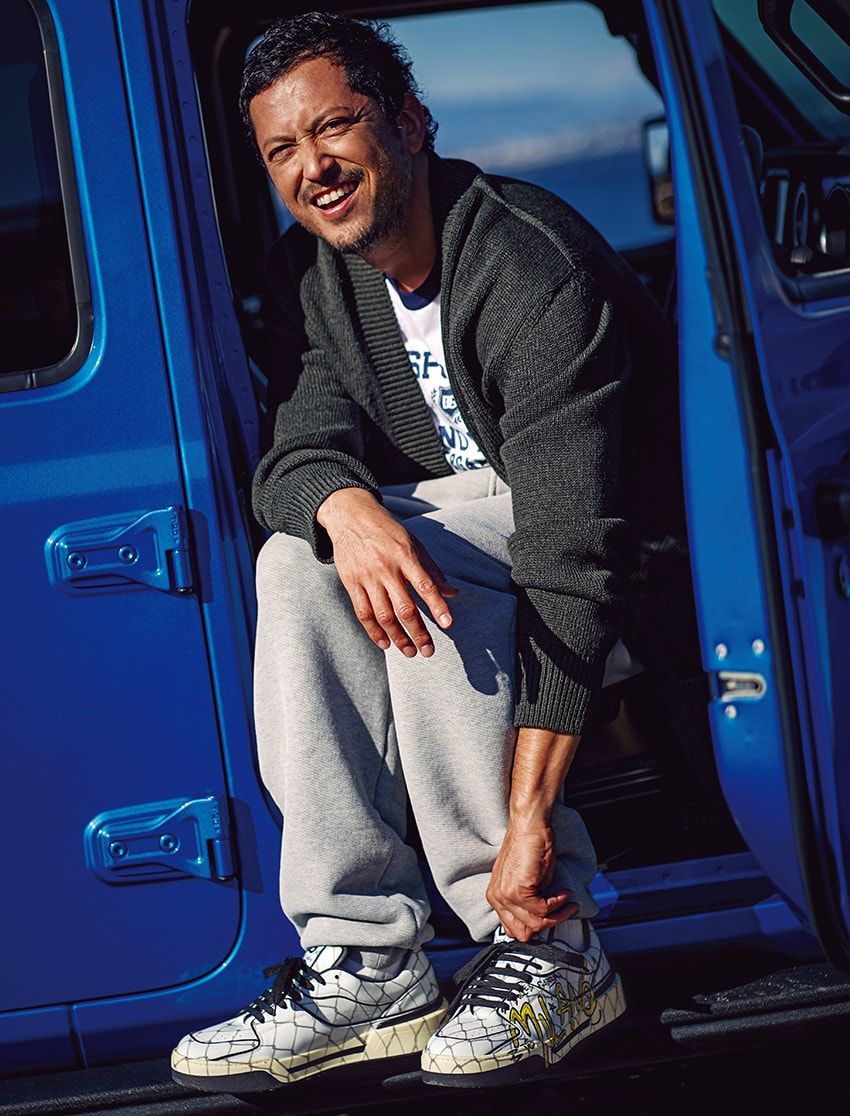 アウトドア好きな池内博之が気に入ったスニーカー。海辺で至福のひとときを！ - 2枚目の画像