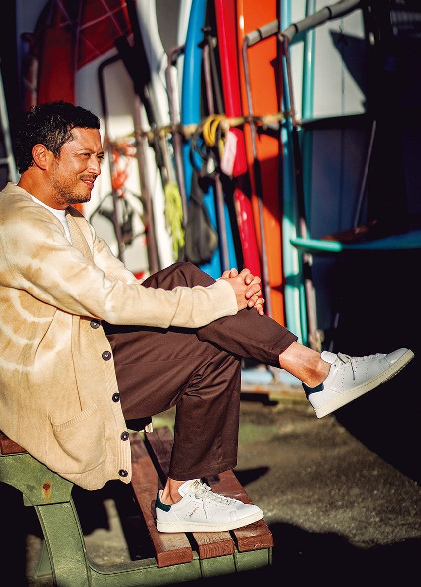 アウトドア好きな池内博之が気に入ったスニーカー。海辺で至福のひとときを！ - 4枚目の画像