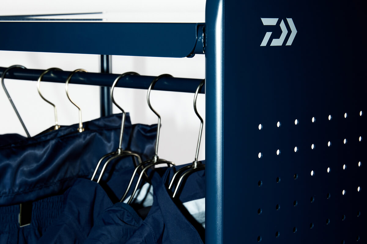 すべてネイビーの最新「ダイワ」は、あらゆるライフスタイルにハマる