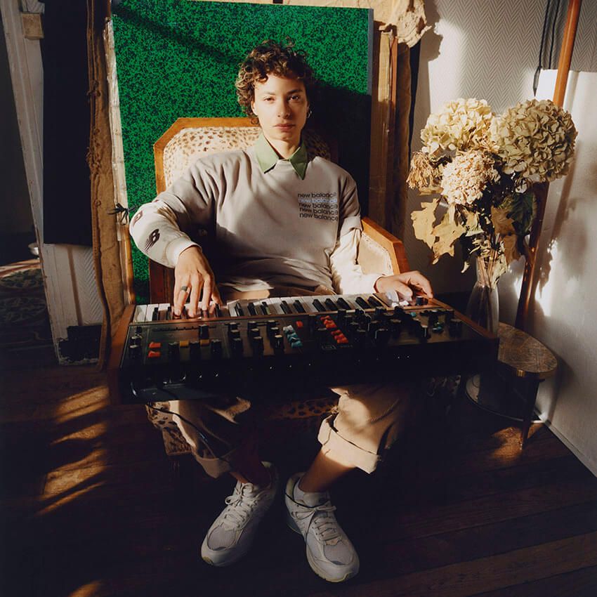 「オーラリー×ニューバランス」にウェアも登場！ ヴィンテージ風デザインに機能を搭載 - 6枚目の画像