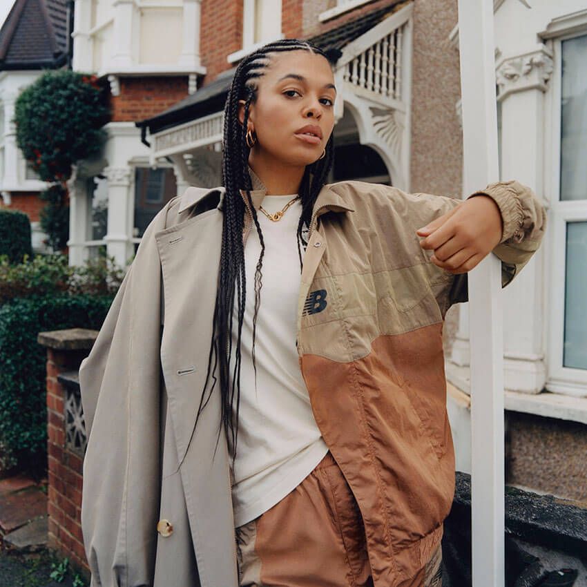 「オーラリー×ニューバランス」にウェアも登場！ ヴィンテージ風デザインに機能を搭載 - 1枚目の画像