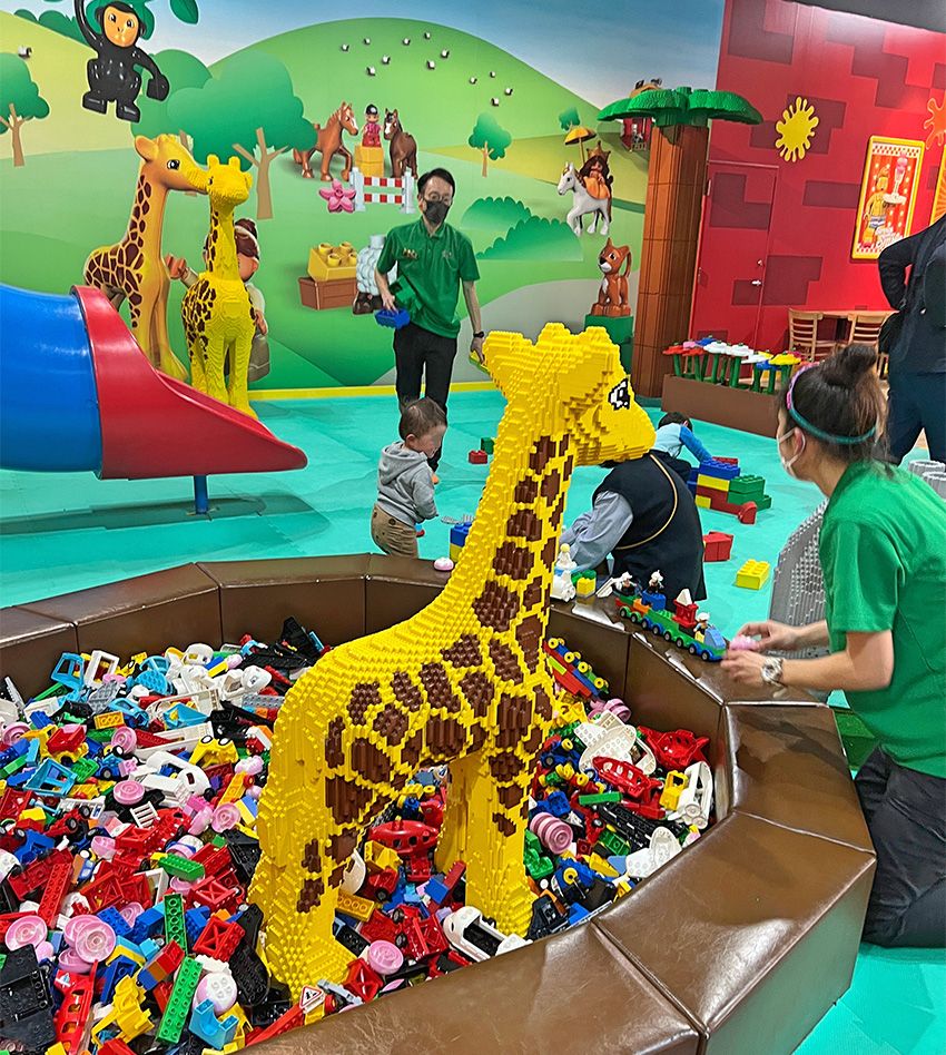 “LEGOの世界”で働く看板娘が、とんでもないレゴ愛で子供に神対応していた - 16枚目の画像