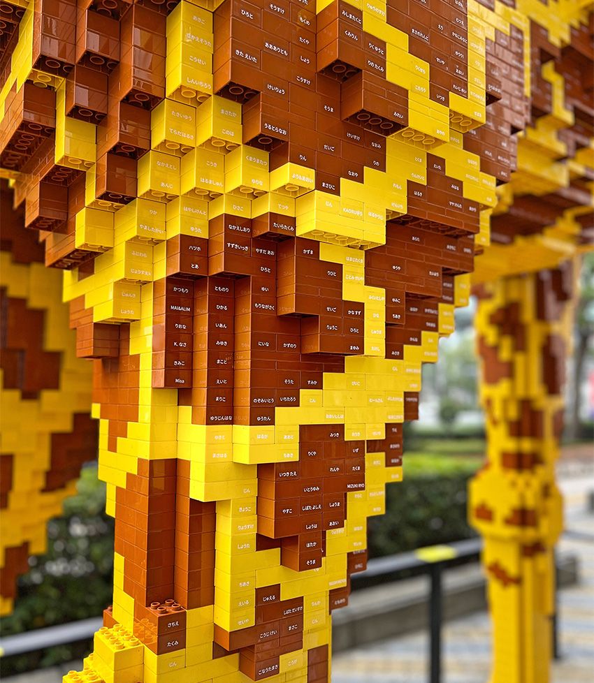 “LEGOの世界”で働く看板娘が、とんでもないレゴ愛で子供に神対応していた - 4枚目の画像