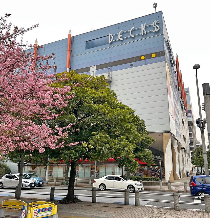 “LEGOの世界”で働く看板娘が、とんでもないレゴ愛で子供に神対応していた - 2枚目の画像