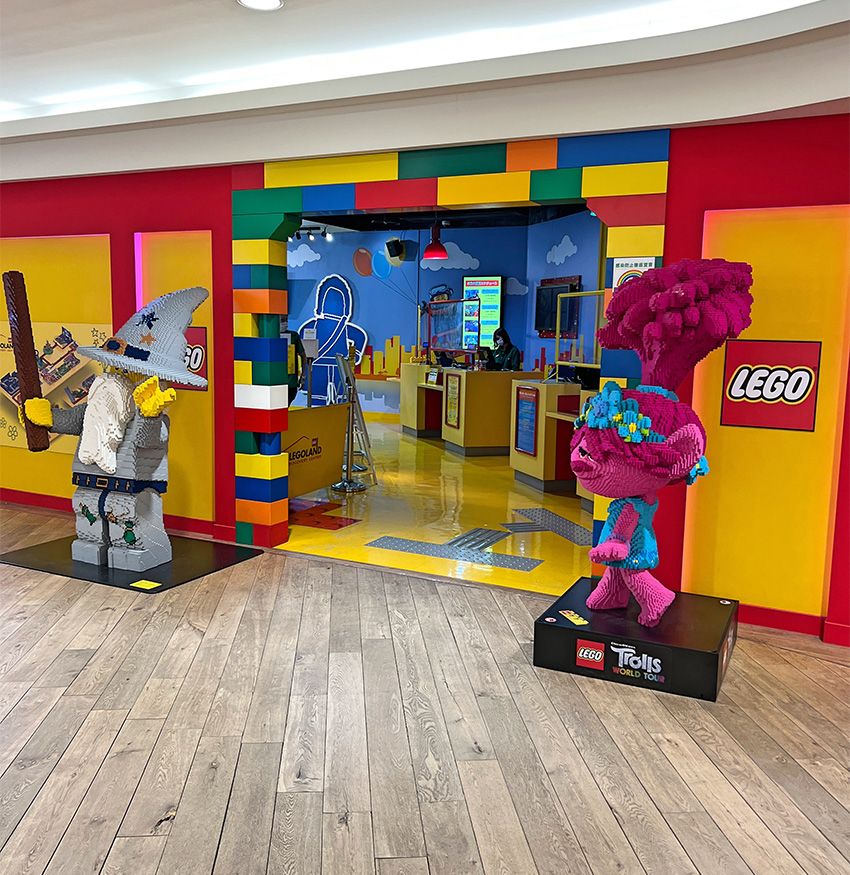 “LEGOの世界”で働く看板娘が、とんでもないレゴ愛で子供に神対応していた - 5枚目の画像