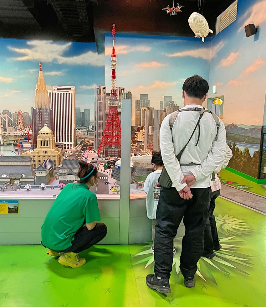 “LEGOの世界”で働く看板娘が、とんでもないレゴ愛で子供に神対応していた - 15枚目の画像