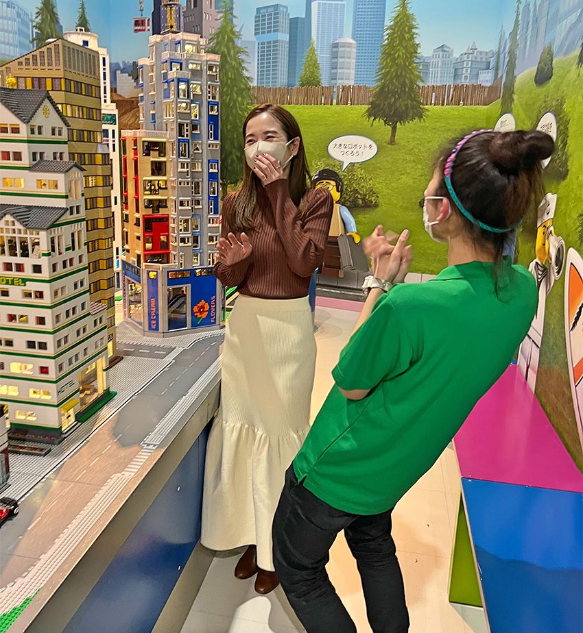 “LEGOの世界”で働く看板娘が、とんでもないレゴ愛で子供に神対応していた - 14枚目の画像