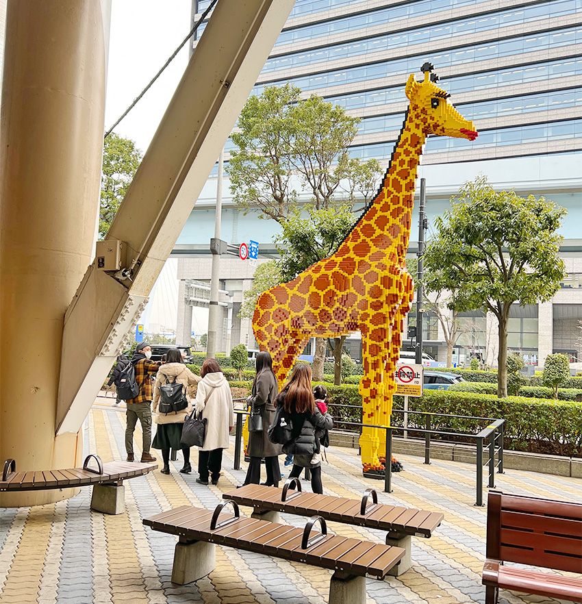 “LEGOの世界”で働く看板娘が、とんでもないレゴ愛で子供に神対応していた - 3枚目の画像