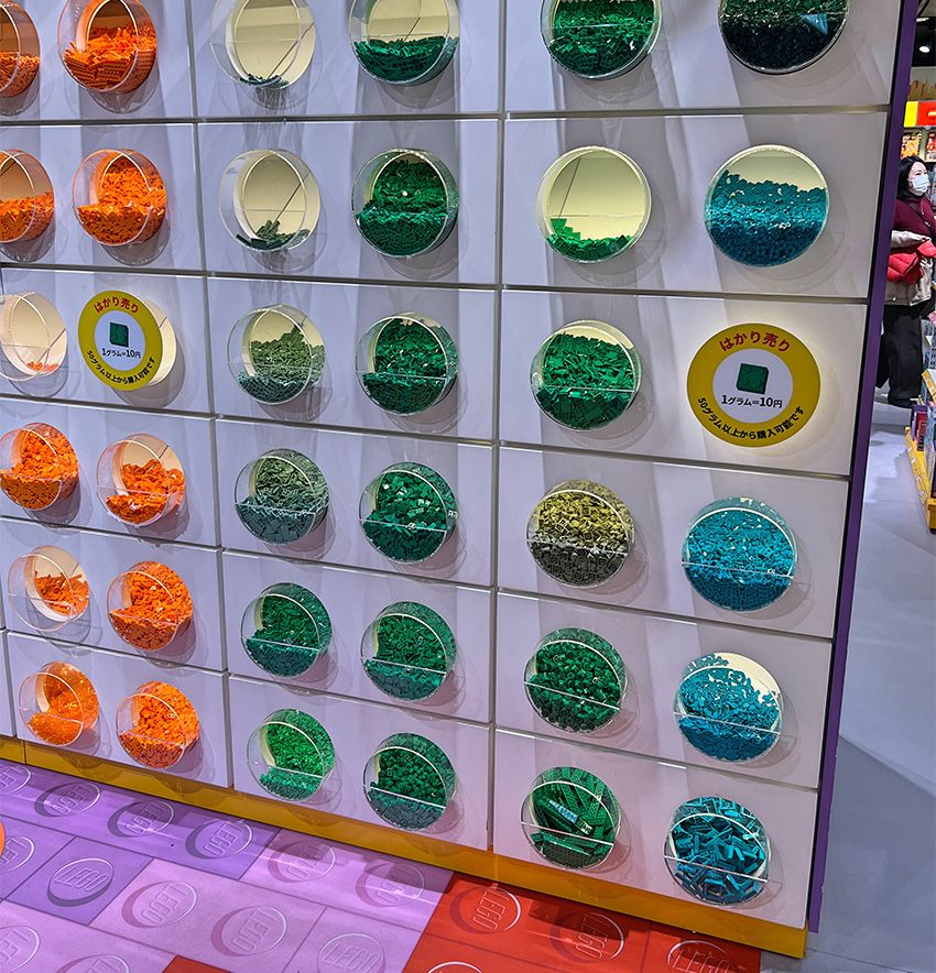 “LEGOの世界”で働く看板娘が、とんでもないレゴ愛で子供に神対応していた - 17枚目の画像