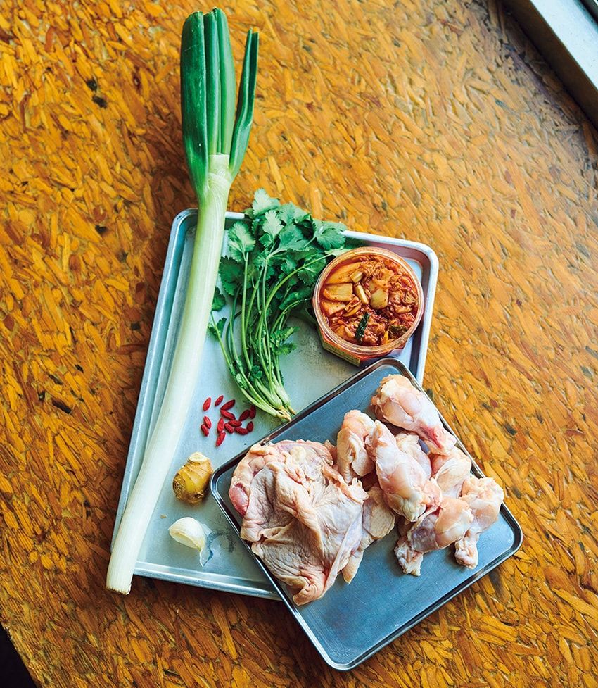 薬味で楽しむべし。ミウラメシ特製「参鶏湯スープ」は鶏肉ほろほろで鬼ウマだ！ - 1枚目の画像