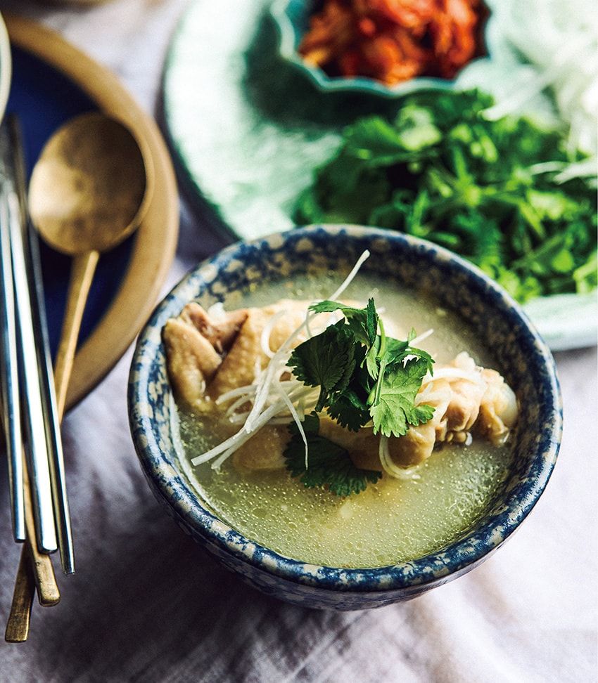 薬味で楽しむべし。ミウラメシ特製「参鶏湯スープ」は鶏肉ほろほろで鬼ウマだ！ - 2枚目の画像