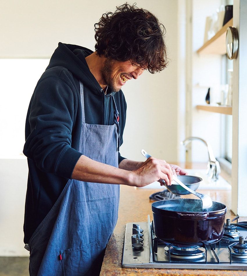 薬味で楽しむべし。ミウラメシ特製「参鶏湯スープ」は鶏肉ほろほろで鬼ウマだ！ - 3枚目の画像