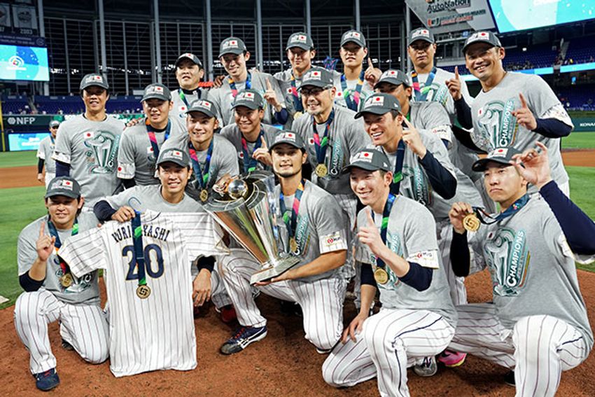 WBC優勝の侍ジャパンが手にしたトロフィーは「ティファニー」製。ダルビッシュ有が抱えた実物を拝見！ - 3枚目の画像
