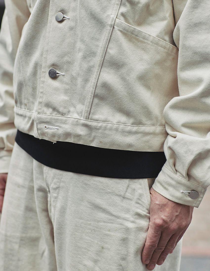 ゴツい上半身は“ルーズ&綺麗見えの白ジャケ”でカバー。渋谷の人気店オーナーのモノトーンスタイル - 5枚目の画像