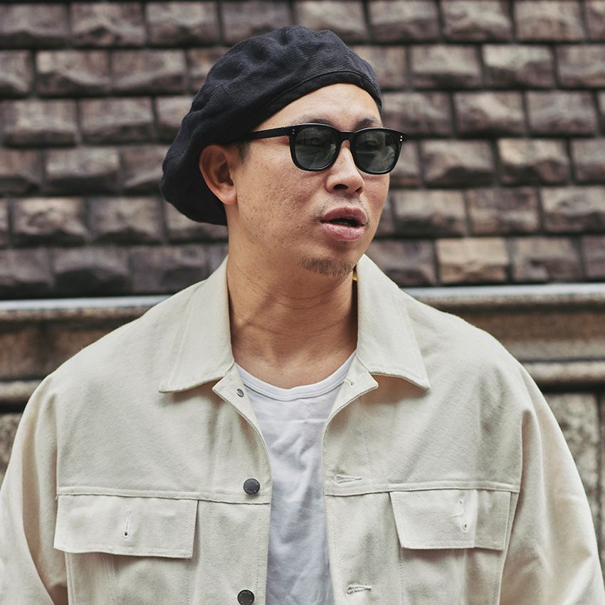 ゴツい上半身は“ルーズ&綺麗見えの白ジャケ”でカバー。渋谷の人気店オーナーのモノトーンスタイル - 3枚目の画像