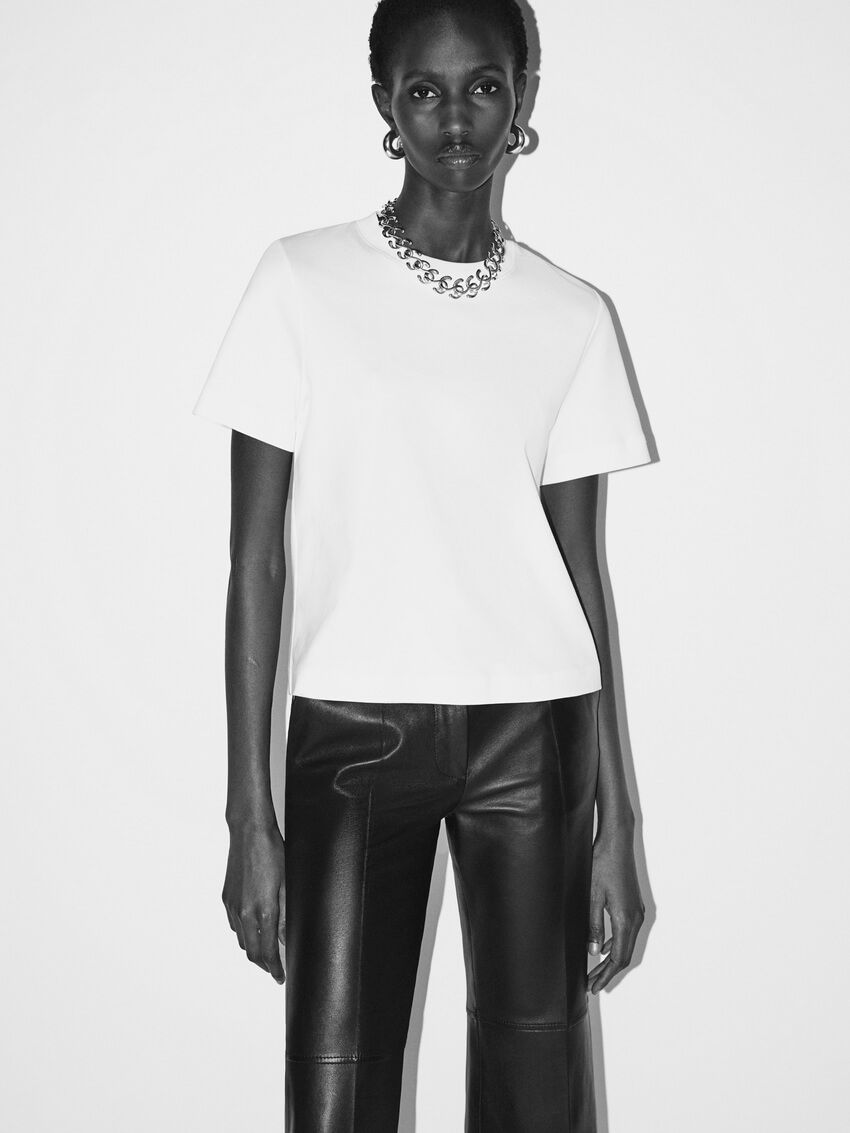 「COS」の“白T”に特化したコレクション全9型。コーデに絶妙なニュアンスを加える“多彩な白” - 15枚目の画像