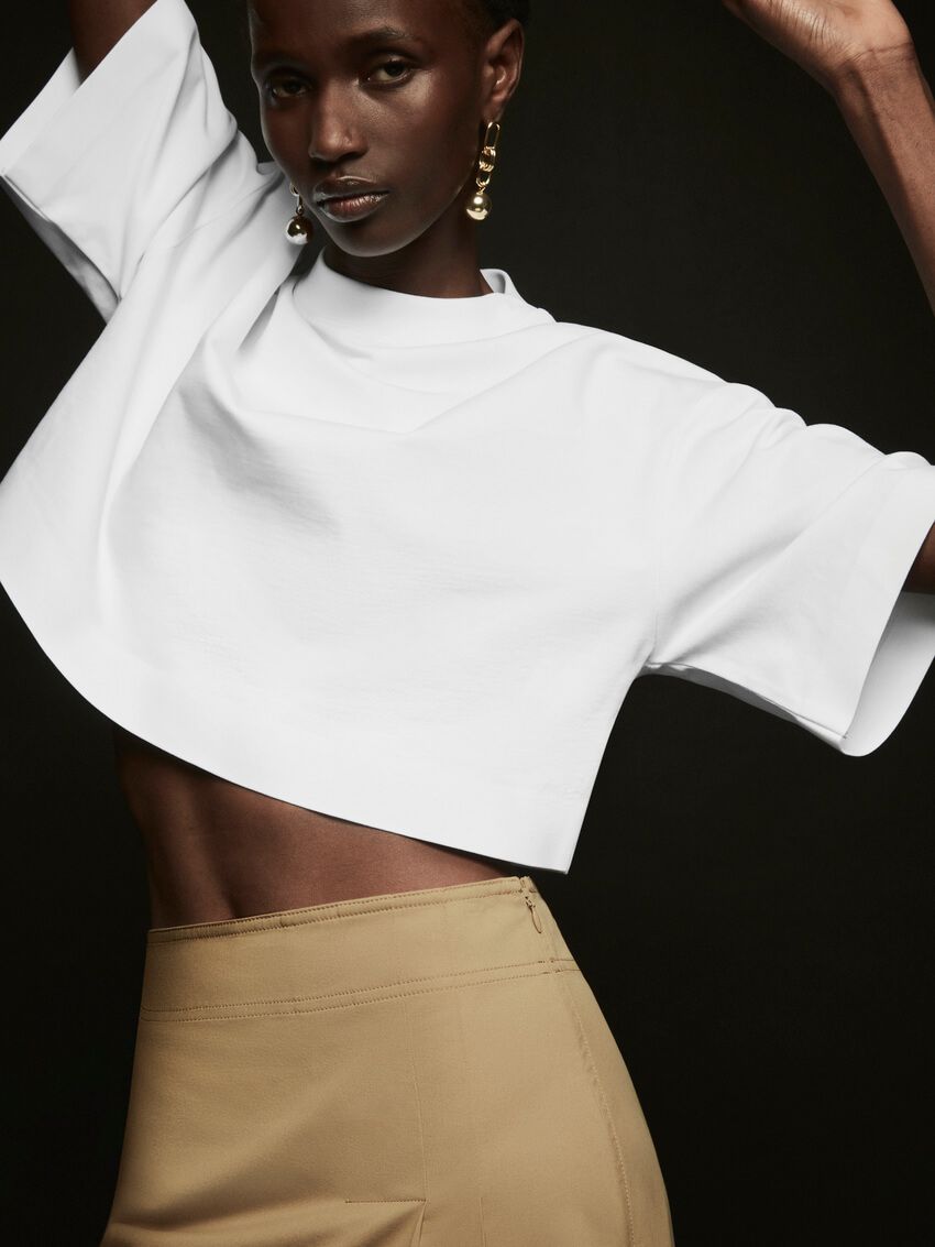 「COS」の“白T”に特化したコレクション全9型。コーデに絶妙なニュアンスを加える“多彩な白” - 10枚目の画像