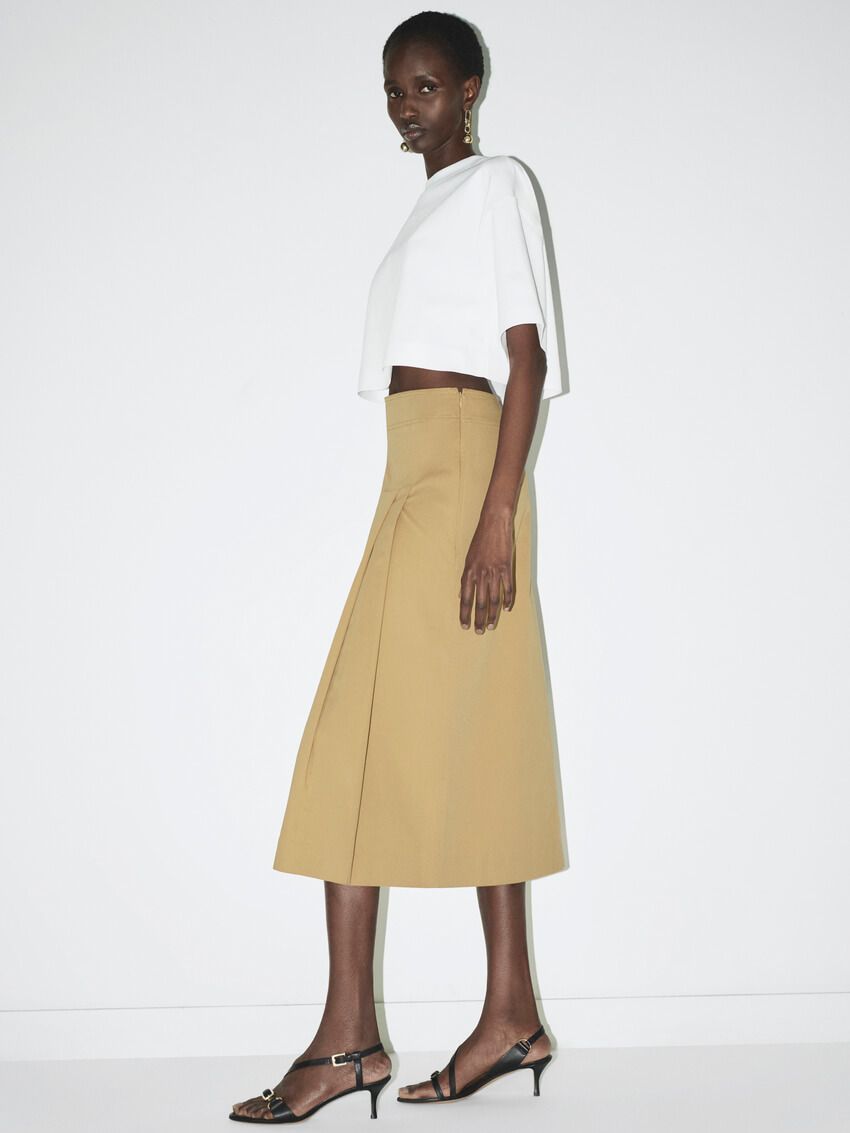 「COS」の“白T”に特化したコレクション全9型。コーデに絶妙なニュアンスを加える“多彩な白” - 18枚目の画像