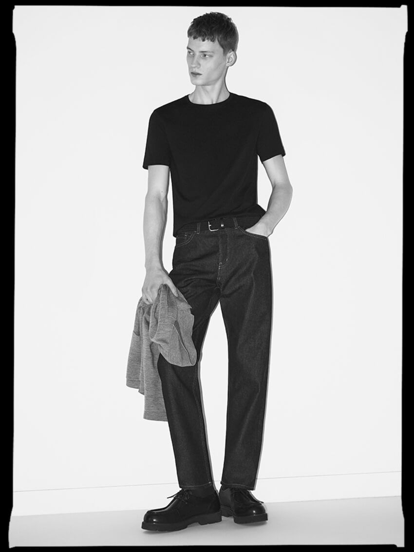 「COS」の“白T”に特化したコレクション全9型。コーデに絶妙なニュアンスを加える“多彩な白” - 22枚目の画像