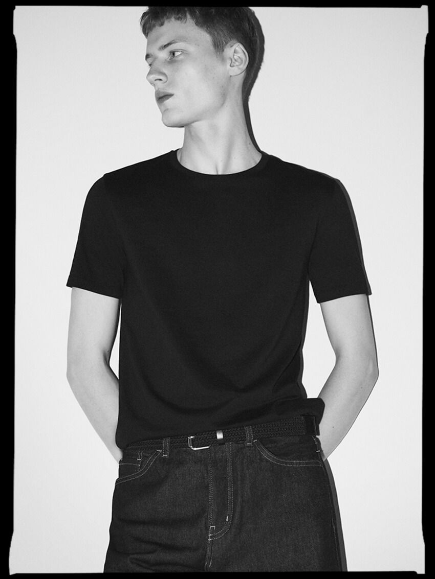 「COS」の“白T”に特化したコレクション全9型。コーデに絶妙なニュアンスを加える“多彩な白” - 23枚目の画像