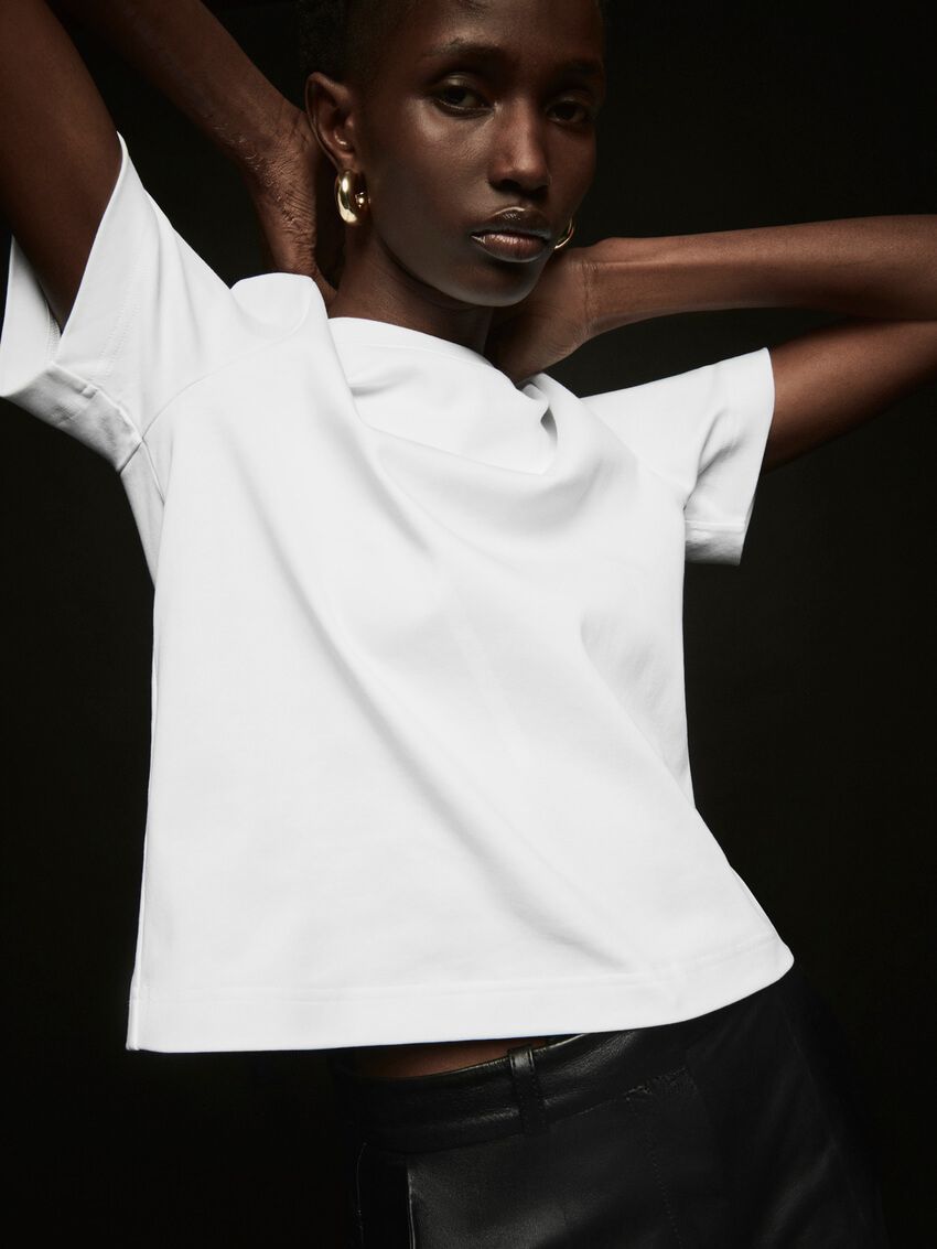 「COS」の“白T”に特化したコレクション全9型。コーデに絶妙なニュアンスを加える“多彩な白” - 11枚目の画像