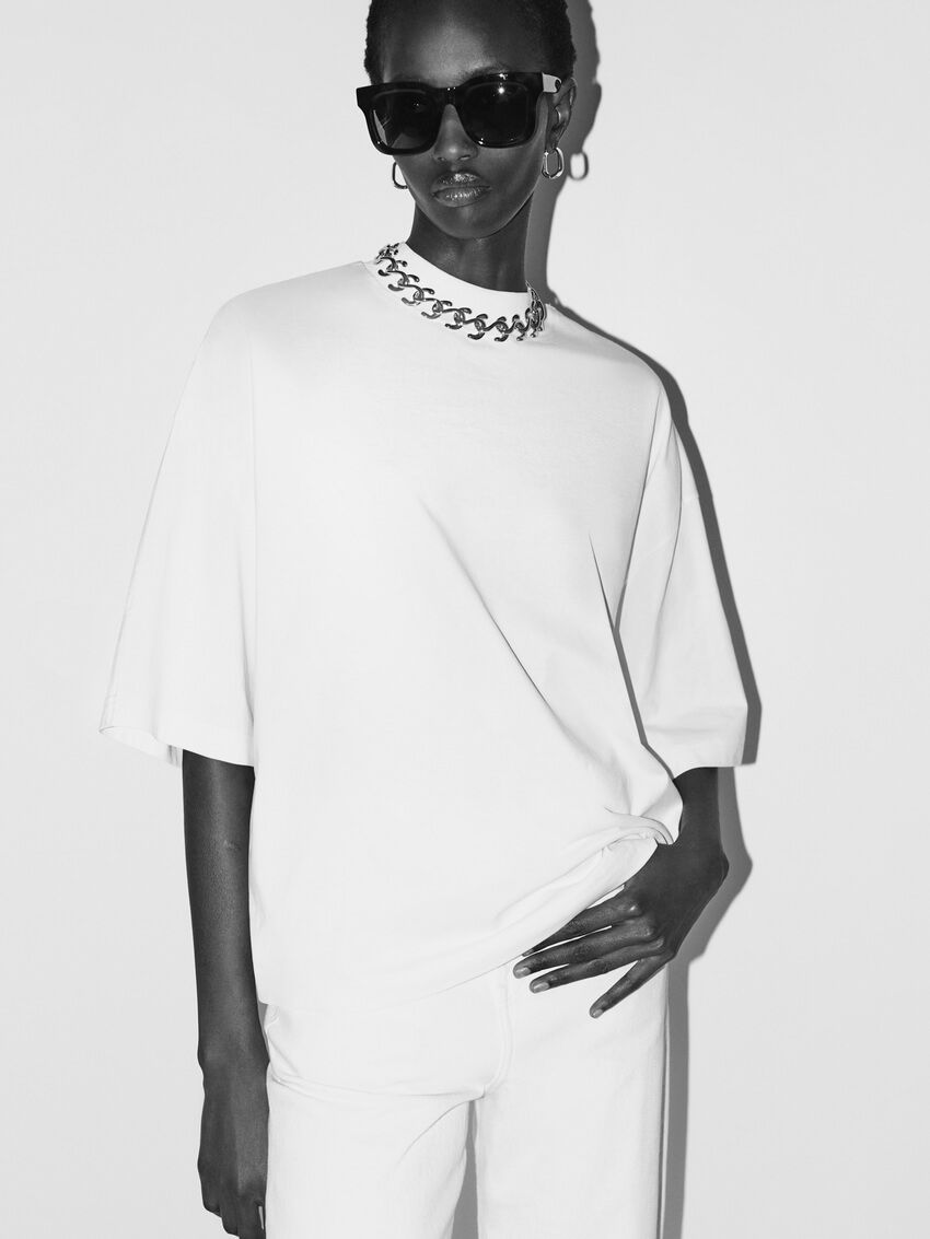 「COS」の“白T”に特化したコレクション全9型。コーデに絶妙なニュアンスを加える“多彩な白” - 19枚目の画像