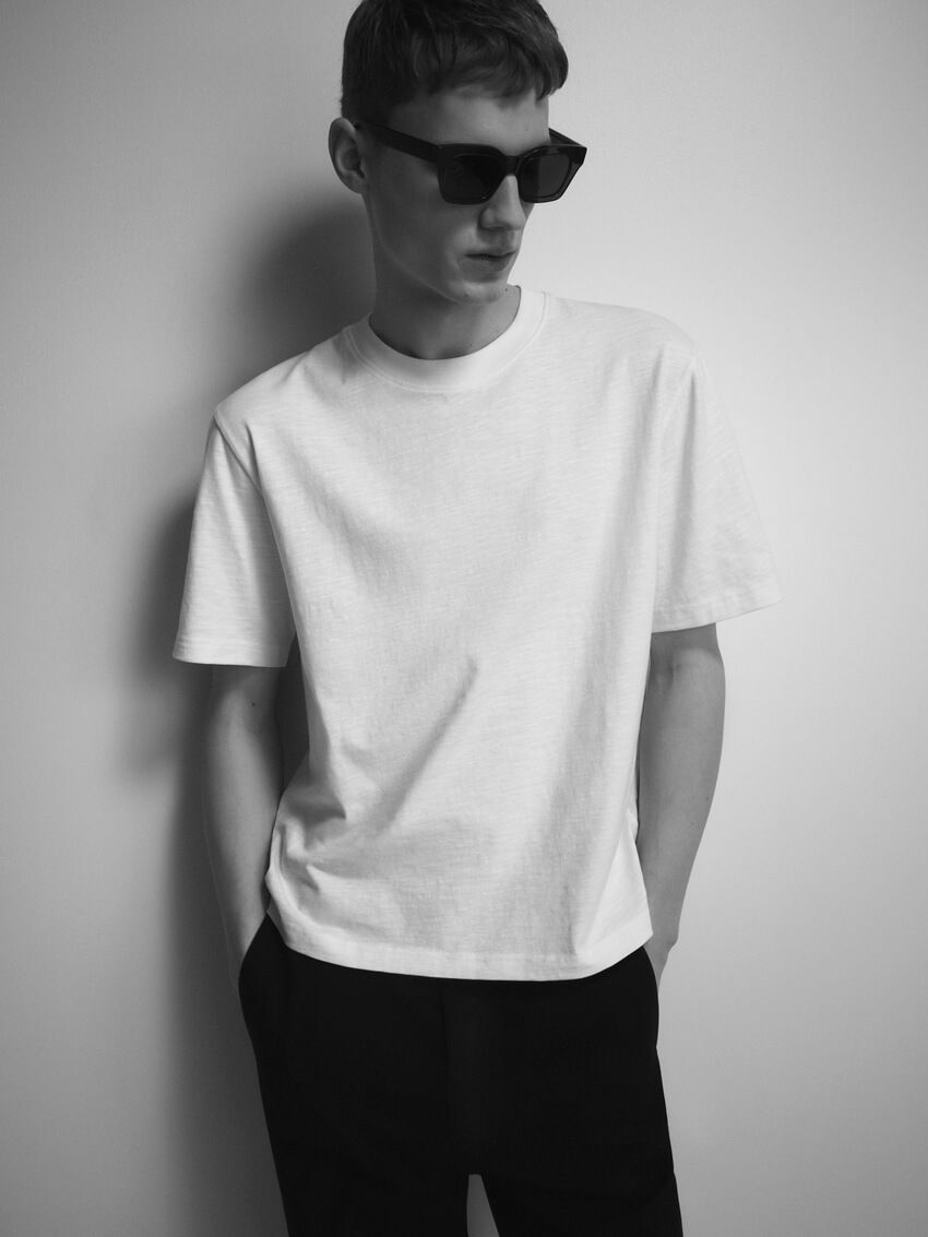 「COS」の“白T”に特化したコレクション全9型。コーデに絶妙なニュアンスを加える“多彩な白” - 8枚目の画像