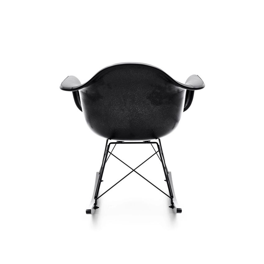 イームズがオール黒のレザー仕様に！ 「レイニング チャンプ」が別注したシェルチェア - 4枚目の画像